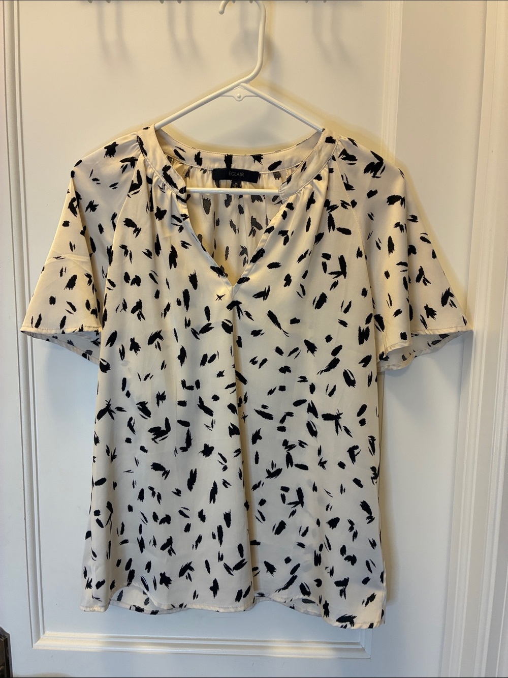 Eclair Black and Cream V-Neck Short Sleeve Blouse⭐️